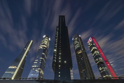 Torre Caleido, en el centro de la imagen, entre las conocidas como Cuatro Torres de la Castellana en Madrid.