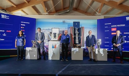 En el centro, Gran Dalton, director ejecutivo de la Copa del América de vela, junto al alcalde de Barcelona, Jaume Collboni, y el presidente del Puerto, Lluís Salvadó, en la presentación de las copas de la competición.