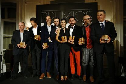 Chirbes, a la izqueirda, en la entrega de Premios Icon en octubre de 2014. El autor obtuvo el galardón Icon Pensamiento. En la fotografía posa junto a Javier Goyeneche, José Carlos Martínez, Lucas Arraut, Clara Lago, Paco León, Roberto Exteberría y Alec Baldwin.