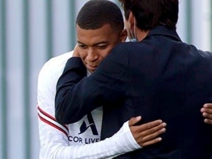 Mbappé saluda al director deportivo del PSG, Leonardo Nascimento, en París.