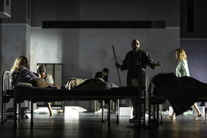Una escena del 'Ensayo sobre la ceguera', la novela de Saramago, en una versión adaptada por Nuno Cardoso para el Teatro Nacional São João, de Oporto.
