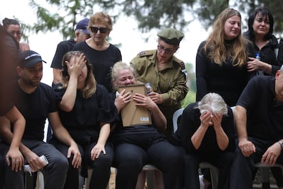 Familiares lloran durante el funeral del soldado israelí Yuval Ben Yaakov, fallecido durante combates con milicianos de Hamás, este lunes en Kfar Menahem, al sur de Israel.