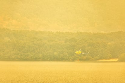 Cuando un incendio se adentra en la reserva natural del Lago de Sanabria: “Somos la España vaciada y la quemada”