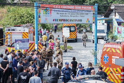 Bomberos y agentes de seguridad atienden un ataque con arma blanca hoy, en la entrada de la guardería Cantinho Bom en Blumenau (Brasil).