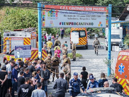 Bomberos y agentes de seguridad atienden un ataque con arma blanca hoy, en la entrada de la guardería Cantinho Bom en Blumenau (Brasil).