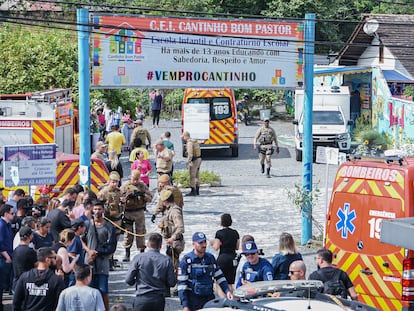 Bomberos y agentes de seguridad atienden un ataque con arma blanca hoy, en la entrada de la guardería Cantinho Bom en Blumenau (Brasil).