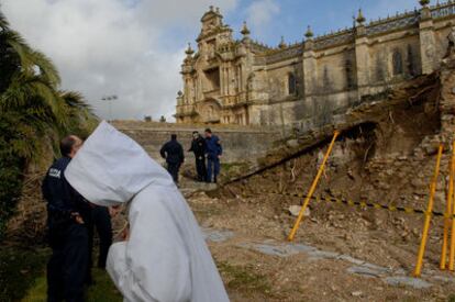 La policía inspecciona los daños causados por las lluvias en la Cartuja de Jerez, donde se han derrumbado un muro y una techumbre.