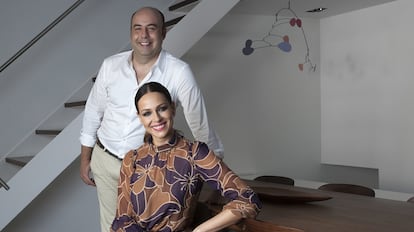 La presentadora Eva González, con el ilustrador Carlos Buendía, que ha diseñado el packaging de sus perfumes.