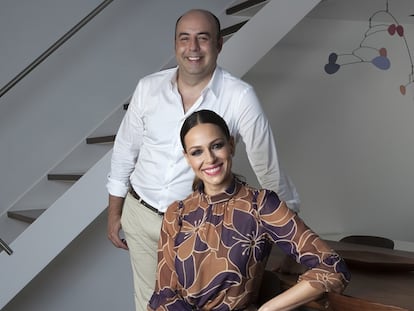 La presentadora Eva González, con el ilustrador Carlos Buendía, que ha diseñado el packaging de sus perfumes.