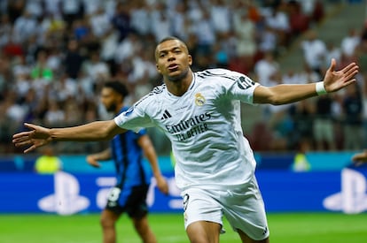 El delantero francés del Real Madrid Kylian Mbappé celebra su primer gol con el Real Madrid en competición aficial.