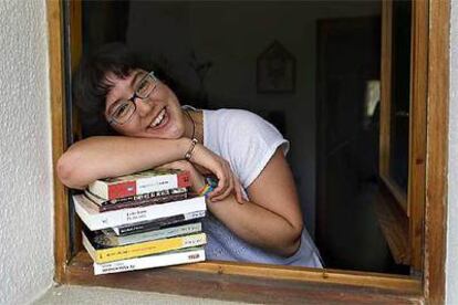 Olaya Fernández, apoyada en algunos de los libros que tiene previsto leer durante las vacaciones.