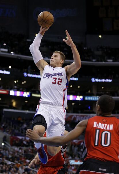 Blake Griffin, de los Clippers, entra a canasta ante DeMar DeRozan, de los Toronto Raptors