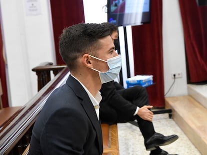 El futbolista Santi Mina sentado en el banquillo de los acusados en la sala de la Sección Tercera de la Audiencia Provincial de Almería.