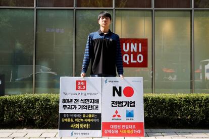 Protesta en Seúl contra el anuncio emitido por Uniqlo en Corea del Sur.
