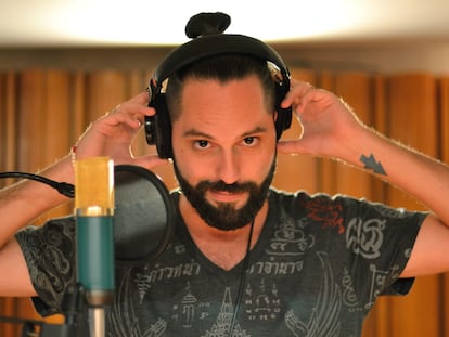 Alejandro Graue, actor de doblaje argentino, en un estudio.