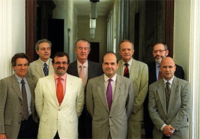 Los redactores del estatuto de autonomía de Andalucía. De izquierda a derecha, Javier Pérez Royo, Miguel Ángel Pino, José Rodríguez de la Borbolla, Carlos Rosado, Manuel Chaves, Pedro Luis Sierra, Miguel Ángel López y Juan Carlos Aguilar, en 2001.