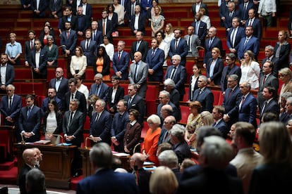 El primer ministro francés, Francois Bayrou, miembros del Gobierno francés y miembros del parlamento asisten a un minuto de silencio en la Asamblea Nacional en París, este martes.