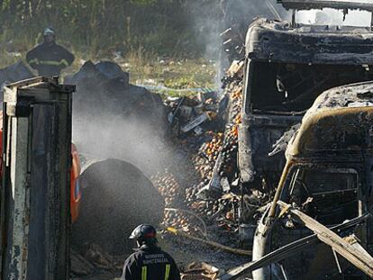 Los bomberos revisaban en la mañana de ayer la zona afectada por el incendio.