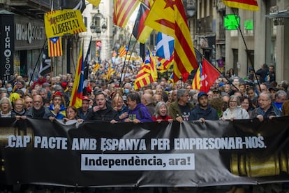 Un momento de la manifestación, justo antes de entrar en la plaça de Sant Jaume.