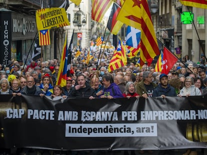 Un momento de la manifestación, justo antes de entrar en la plaça de Sant Jaume.