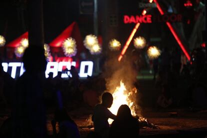 Ya avanzada la noche, un grupo de asistentes prendieron una fogata en una de las áreas de descanso dentro del festival Bahidorá 2017.