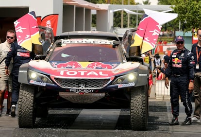 El piloto español de autos Carlos Sainz (c) se prepara para comenzar el Rally Dakar, sábado 6 de enero del 2018, en la ciudad de Lima (Perú).