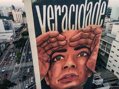 Vista aérea del grafiti Veracidade, de Mauro Neri, en la avenida Consolação, una de las principales de São Paulo.