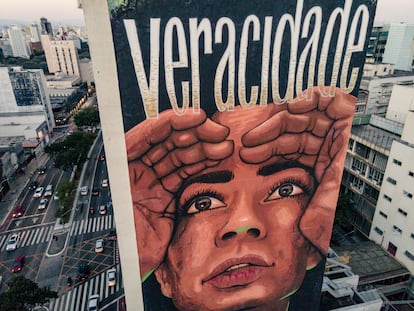 Vista aérea do grafite Veracidade, de Mauro Neri, na avenida Consolação, uma das principais de São Paulo.