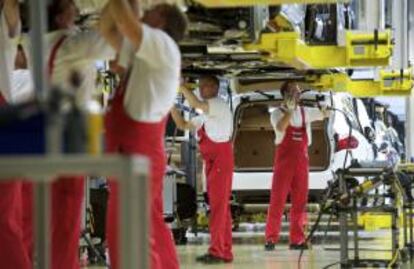 Varios hombres trabajan en la cadena de producción de Porsche Panamera en la fábrica de Leipzig (Alemania). EFE/Archivo