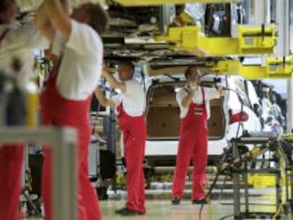 Varios hombres trabajan en la cadena de producción de Porsche Panamera en la fábrica de Leipzig (Alemania). EFE/Archivo
