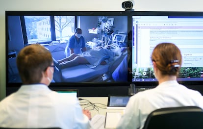 Personal médico trata con telemedicina a una paciente en un hospital de Aachen (Alemania), el pasado mes de enero.