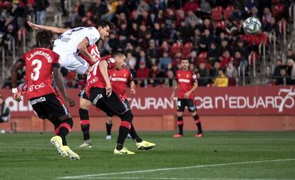Enes Ünal remata en el partido contra el Mallorca.