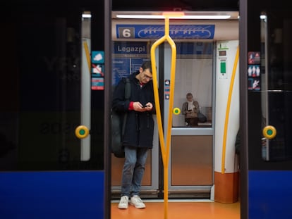 Pasajeros en la estación Legazpi tras la reapertura de la Línea 6 de Metro de Madrid
