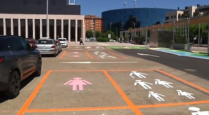 Captura de un vídeo donde se muestran los pictogramas pintados en las plazas de aparcamiento de la Explanada de los Pendones para mujeres.
