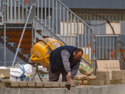 Trabajadores de la construcción durante su jornada laboral en Teruel.