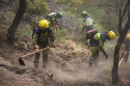 Miembros de una cuadrilla de los Equipos de Intervención y Refuerzo en Incendios Forestales (EIRIF), trabajan en las labores de extinción en Tijarafe, este lunes.