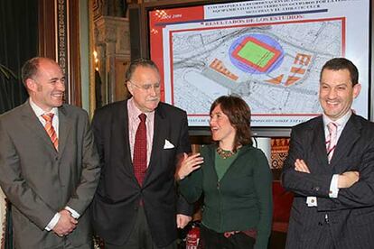 De izquierda a derecha, el vicerrector de la UPV Iñaki Goirizelaia, Iñaki Azkuna, Julia Madrazo y el presidente del Athletic, Fernando Lamikiz.