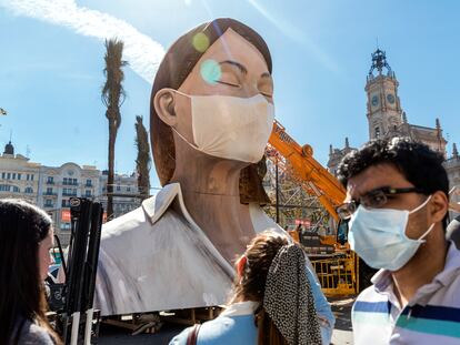 Valencia 11-3-20
 Valencia se resiente por la anulación de las Fallas a consecuencia del Coronavirus. En la imagen la falla de la Plaza del Ayuntamiento ha sido cubierta con una mascarilla.
 FOTO: MÒNICA TORRES/EL PAIS