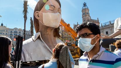 La falla de la Plaza del Ayuntamiento, de Valencia cubierta con una mascarilla, el pasado marzo.