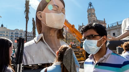 La Meditadora de la falla de la Plaza del Ayuntamiento ha sido cubierta con una mascarilla.