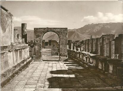 Imagen de Domenico Anderson del noroeste del foro de Pompeya en torno a 1920. Colección privada.