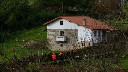 Agentes de la Guardia Civil inspeccionan una finca de Cortegada (Ourense) donde se hallaron restos humanos.