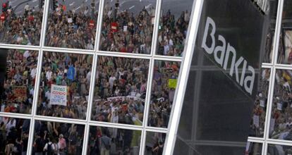 Protesta contra el rescate en la sede de Bankia.