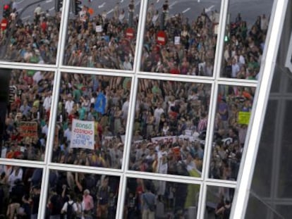 Protesta contra el rescate de la entidad, en el exterior de la sede de Bankia.