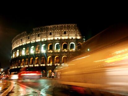 El Coliseo romano se ha inclinado unos 40 centímetros por su cara sur, debido, entre otras causas, al exceso de tráfico en sus inmediaciones.