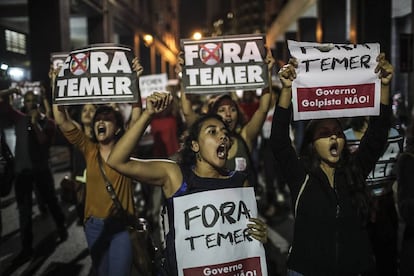 Milhares de manifestantes foram às ruas protestar contra o impeachment de Dilma Rousseff, após a decisão do Senado Federal, que aprovou a destituição da presidenta do Brasil por 61 votos a favor e 20 contra. Na imagem, cena do protesto contra o presidente Michel Temer no Rio de Janeiro.