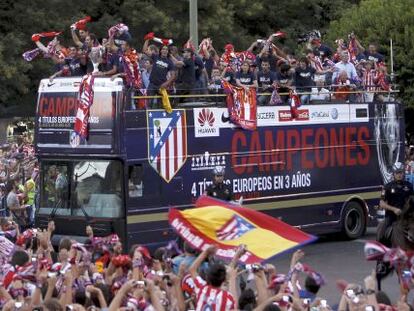 Miles de aficionados del Atl&eacute;tico aguardan en Neptuno. 