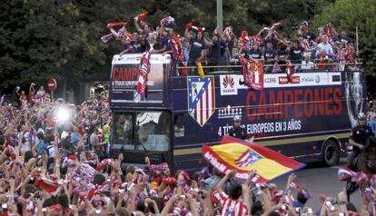 Miles de aficionados del Atl&eacute;tico aguardan en Neptuno. 