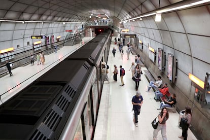La estación de Moyua del Metro Bilbao, cuyo servicio ha recuperado la normalidad este martes tras el apagón eléctrico generalizado que se ha produjo a las 12.30 horas del pasado lunes. 
