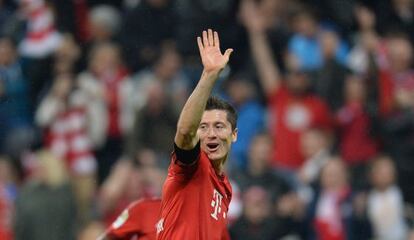 Robert Lewandowski celebra los cinco goles que anotó ante el Wolfsburgo.